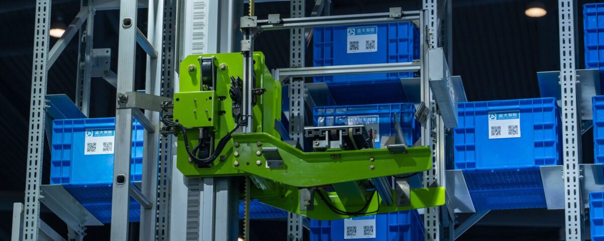 A robot that plucks wares from shelves