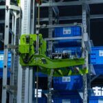 A robot that plucks wares from shelves
