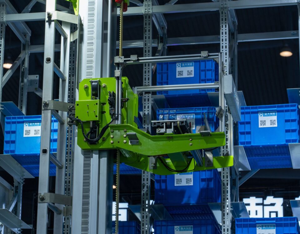 A robot that plucks wares from shelves