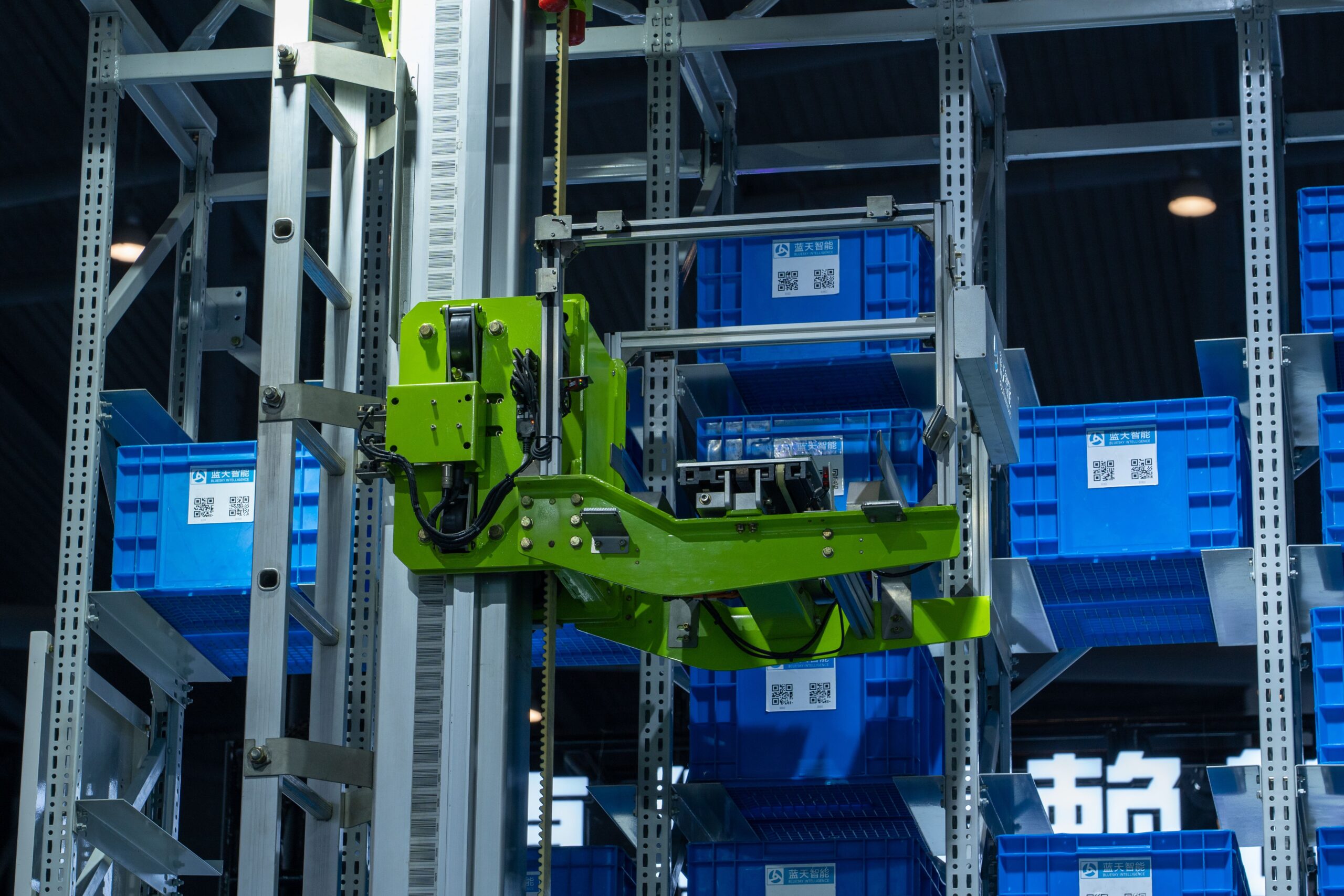 A robot that plucks wares from shelves